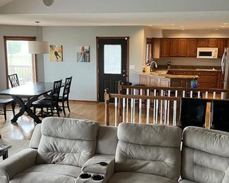 Large home on golf course, close to Seven Oaks, Ledges Park & ISU. Sleeps 12+ - Boone - Living room