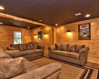 8 Br 4 Ba Secluded 4000 Sf. Bachelor Parties/Reunions Hot Tub/Wifi! Sleeps 26! - White Haven - Huiskamer