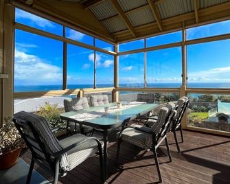 Ocean View Holiday Home near Beach in Mount Martha - Mount Martha - Balcony