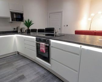 Luxury 1 Bedroom Top Floor Apartment - Plymouth - Kitchen