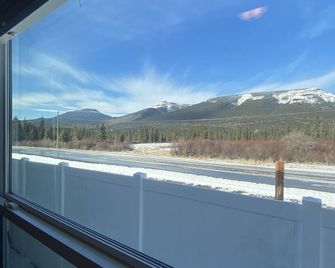 Adventure Await! 20minute to Abraham Lake Ice Bubbles, Full home+ Mountain views - Nordegg - Balcony