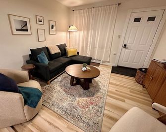 Cozy 2-bedroom retreat in Escanaba - Есканаба - Вітальня
