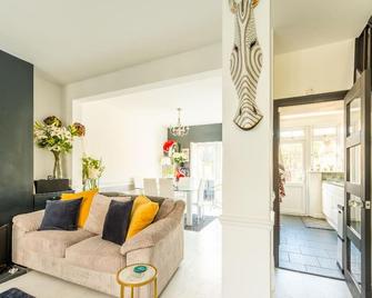 Pass the Keys | Stunning 2BR house with garden - London - Living room