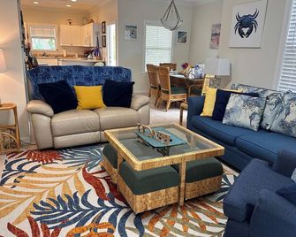 Casa Caribe Beautiful tropical 2 bedroom sleeps 6 - Key West - Living room