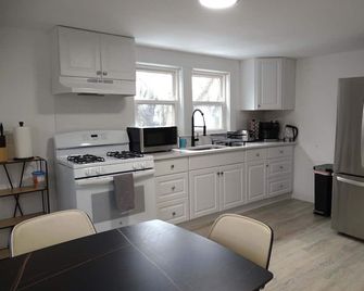 Comfortable 3 Bed Apt in Quiet Neighborh - Wayland - Kitchen