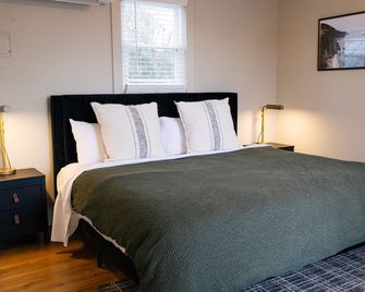 The Nomad - Tiny Home at Mane + Co. with King Bed - Chambersburg - Bedroom