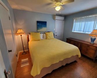 Sea and Sands Cottages - Port Aransas - Bedroom