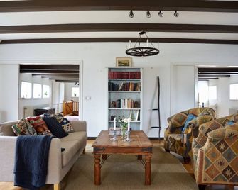 Charming cottage in stunning setting - Ängelholm - Living room