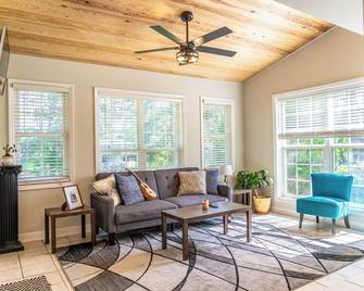 Lakeside Golf & Getaway! A 4 Bedroom 2,000 Sq. Ft. Home that sleeps 10 - Vass - Living room