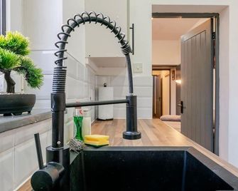 Tallis House, near City Centre, Sleeps 8 by NMB Property - Manchester