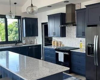 NEW House on Pristine Shell Lake! Right off the ATV/Snowmobile trails! - Shell Lake - Cocina