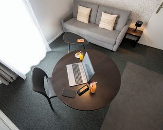 Nemea Appart Hotel Home Suite Nancy Centre - Nancy - Living room