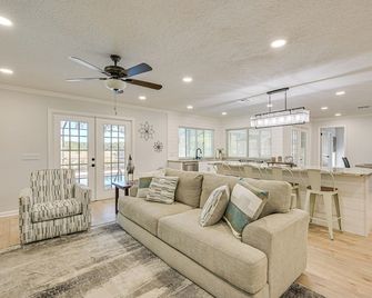 Furnished Outdoor Area! Family Home in Spring Hill - Spring Hill - Wohnzimmer