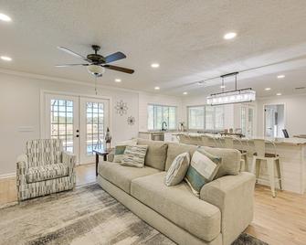 Spring Hill Home W/ Pool, Bbq Grill & Outdoor Tv! - Spring Hill - Soggiorno