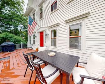 Comfy Downtown Getaway w/ Full Kitchen - Close to the Beach - Castine - Patio