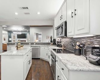 5-BD Vacation Retreat w Pool & Ping Pong! - Haltom City - Cocina