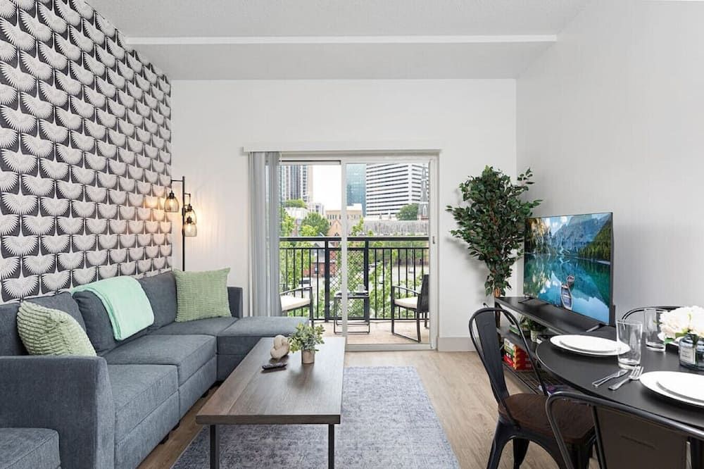 The Tar Heel - Stylish 4BR with City Views - Free Parking - Gym - تشارلوت (نورث كارولينا) - غرفة معيشة