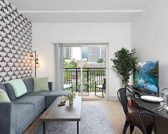 The Tar Heel - Stylish 4BR with City Views - Free Parking - Gym - Charlotte - Living room