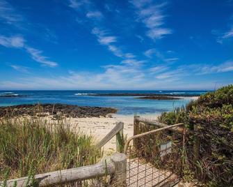 Wytonia Beachfront Accommodation - Port Fairy - Beach