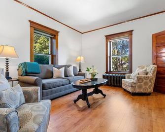 Historic two bedroom 2nd floor unit in a quiet De Pere neighborhood - De Pere - Living room