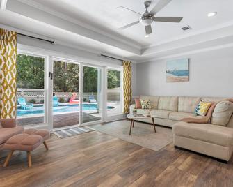 Luxury Bayou Experience - secluded heated pool in Ocean Springs! - Ocean Springs - Living room