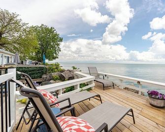Relaxing lakefront cottage near wineries and beach - Kingsville - Balcony