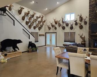 Spacious modern lodge outside of city - Grand Island - Dining room
