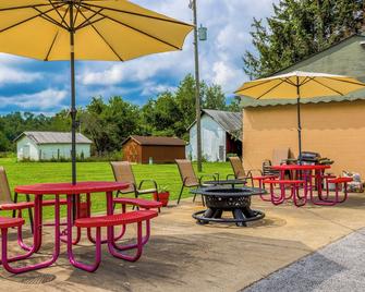 Cadiz Motel by OYO on route 250 - Cadiz - Patio