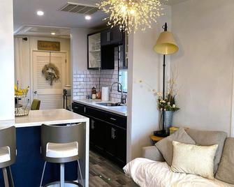 Charming 1-bedroom house in fabulous Phoenix with AC, WiFi - Phoenix - Kitchen