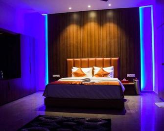 Ozone's Gold Coast Club House - Moga - Bedroom