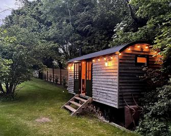 The Crooked Gate - Luxury Romantic Getaway - Maidstone - Building