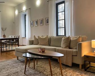 Phaedrus Living: Cozy Down Town House Aischylou - Nicosia - Living room
