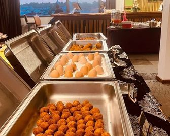 رويال بريز هوتل إن في - باراماريبو - بوفيه