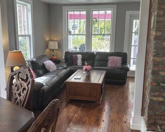 Charming Water front Florida Home on the beautiful Pithlachascotee River - Bayonet Point - Living room
