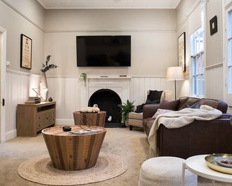 Albert Cottage - charming miner's cottage in town - Daylesford - Soggiorno