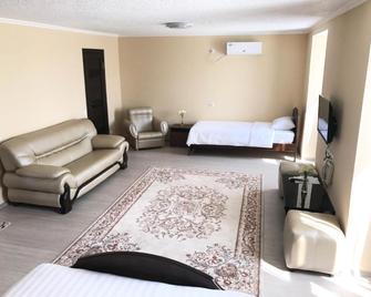 Nomad Hotel - Karakol - Schlafzimmer