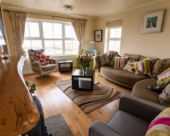 4 Bedroom 3 Bathroom Cosy Luxurious Property With Spectacular Ocean Views - Doolin - Huiskamer