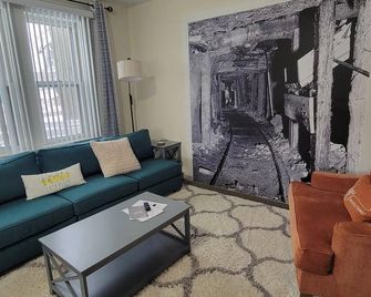 Executive Mining House Near Mtu - Houghton - Living room