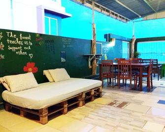 Sandakan Backpackers Hostel - סאנדאקן - פטיו