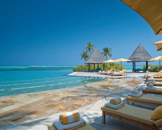 Four Seasons Resort Maldives at Kuda Huraa - Huraa - Piscina