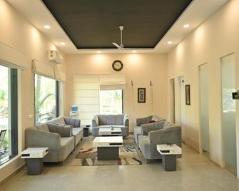 Solis Wellness Retreat - Hoshiārpur - Living room