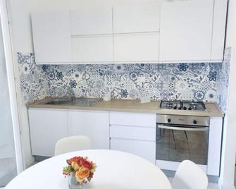 CN001 - Cesenatico, bilocale con balcone e aria condizionata - Cesenatico - Kitchen