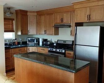 Comfortable Modern Cottage - Napa - Kitchen