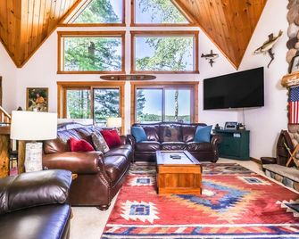 Waterfront getaway with wood fireplace, dock, & lakeside deck - Eagle River - Living room