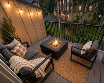 Luxury Mountain Townhome Steps to Government Camp, Ski Bowl, Pool & Hot Tub - Government Camp - Balcón