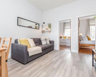 Welcomestay Clapham Junction 2 Bedroom Apartment - London - Living room
