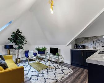 Lovely Two Bedroom with Ensuite Bathrooms - London - Living room
