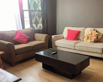 Centrally Located Blue House - Halifax - Sala de estar