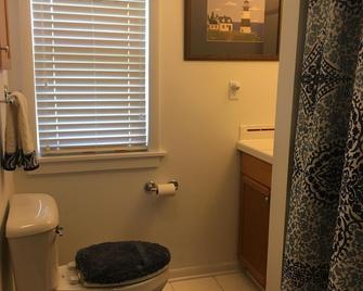 Ranch style, waterfront property! Great for boat watchers. Freighters galore! - Sault Ste. Marie - Bathroom