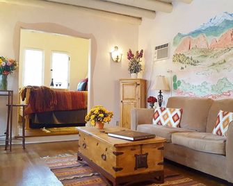 Charming Guesthouse for 2 by Pikes Peak with Mtn Views and 5 Star Reviews! - Cascade-Chipita Park - Sala de estar
